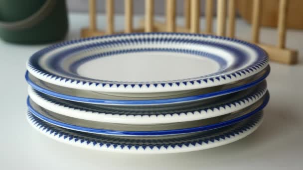 厨房桌上的圆形碗或陶瓷盘 — 图库视频影像