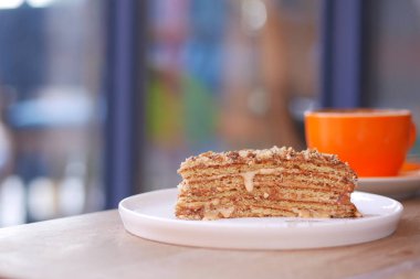 Masadaki tabakta çikolatalı ve kremalı pasta. .