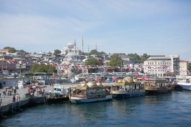 Hindi İstanbul 19 Haziran 2023 Eminonu Camii yakınlarındaki Boğaz nehrindeki terminale park etmiş feribotlar..