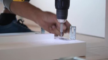 Beyaz tahta üzerinde elektrikli matkap kullanma yavaş çekim ,