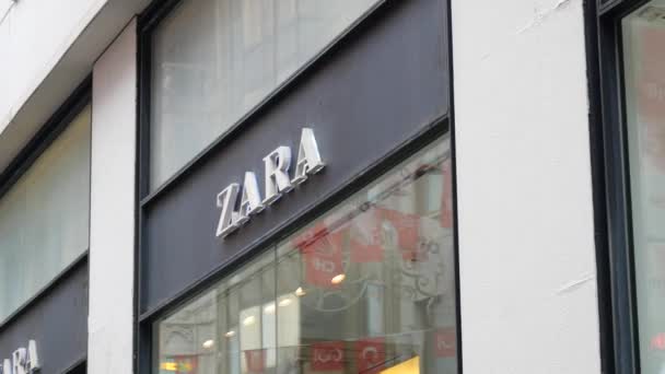 Turquie Istanbul Juillet 2023 Zara Store Front Featuring Metal Sign — Video