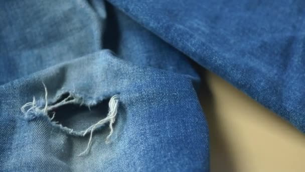 Textura Jean Azul Com Buraco Fios Rasgados Mostrando — Vídeo de Stock