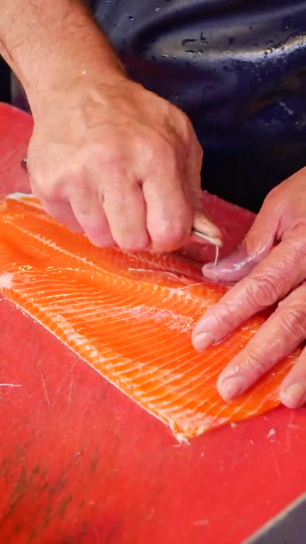 Tangan Memotong Salmon Papan Merah Dalam Gerakan Closeup — Stok Video