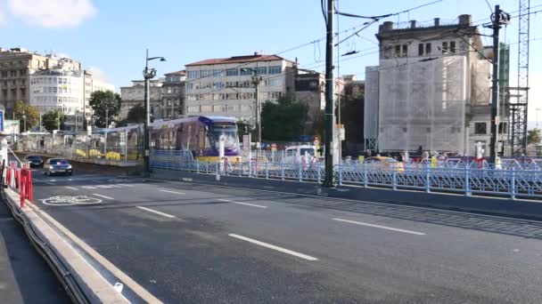 Turquía Estambul Junio 2023 Tranvía Puente Eminonu — Vídeo de stock