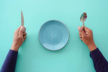 Çatal bıçak takımı ve tahta arka planda boş tabak