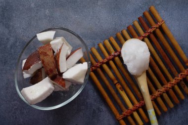 Masa örtüsünün üzerinde bir dilim taze hindistan cevizi. .