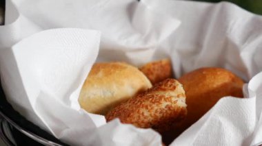 Türk Çöreği Simit masada ,