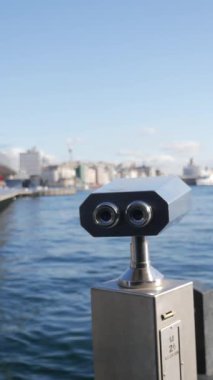 Şehir binalarını gözetleyen madeni paralı dürbünler.