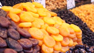  Yerel pazarda satılık kayısı meyvesi yığını ,