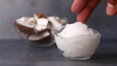 parmak karıştırma hindistan cevizi yağı yakın plan ,