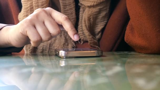 Γυναίκες Χέρι Κρατώντας Έξυπνο Τηλέφωνο Κάθεται Στο Καφέ — Αρχείο Βίντεο