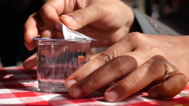 テーブルの上のプラスチック容器の水 — ストック動画