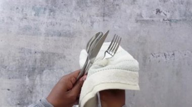  İnsan el temizliği ve kuru çatal bıçak takımı. Havluyla.,