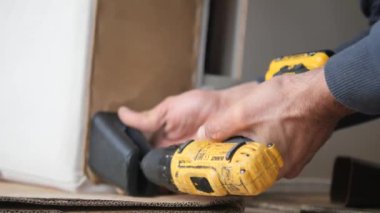 Beyaz tahta üzerinde elektrikli matkap kullanma yavaş çekim ,