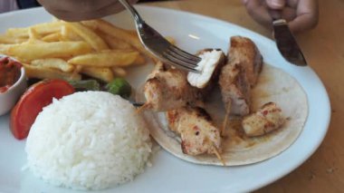 Sebzeli kızarmış tavuk. .