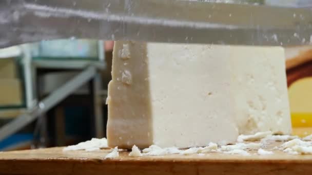 工人们把奶酪切碎在桌上 — 图库视频影像