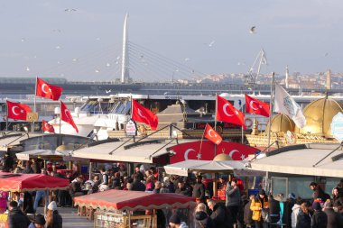 Galata Köprüsü 'ndeki tekne balığı lokantası Eminonu Altın Boynuzu İstanbul.