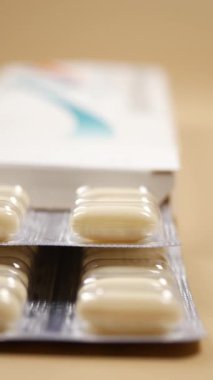 Masadaki su toplayıcı hapları kapat. .