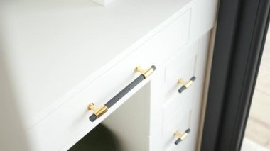 Kadın el açık çekmece ahşap dolapta.