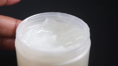 Yağ jölesi kullanarak insan elini kapat. .