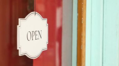 Kafenin önünde asılı açık tabela