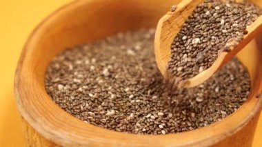 Bir kabın içindeki chia tohumunu kapat