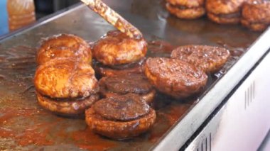 Köfteler tavada kızarıyor, hamburgerleri sokakta yapıyor. ,