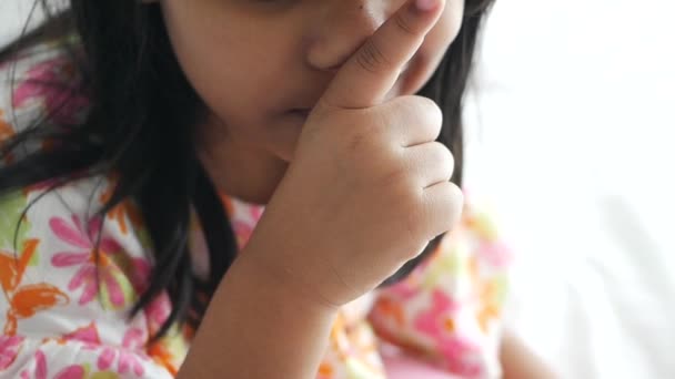 Ребенок Поднимает Руку Указывая Замолчать Молчать — стоковое видео