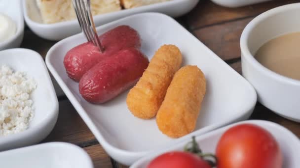 Une Assiette Saucisses Frites Délicieux Plat Viande — Video