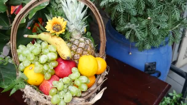 Bovenaanzicht Van Gemengd Fruit Een Kom Tafel — Stockvideo