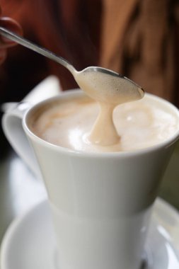 Kafe masasında geç saatte kahve. .