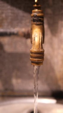 İstanbul 'da musluktan su dökülüyor. .