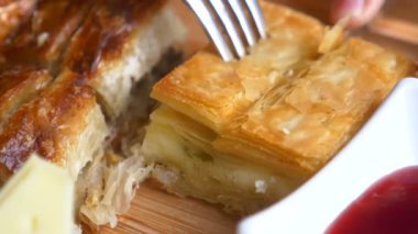 Geleneksel Türk Mutfağı Pastaları tabakta borek ,