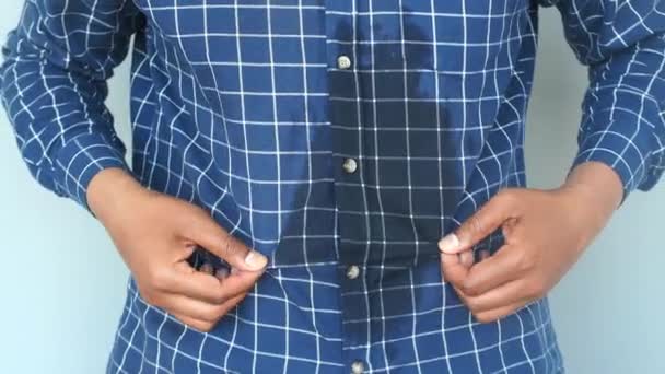 Homens Mãos Com Água Derramada Sobre Sua Camisa — Vídeo de Stock
