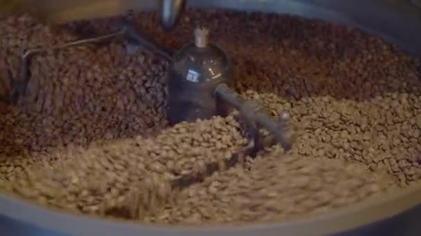 咖啡豆在机器上烘烤 — 图库视频影像