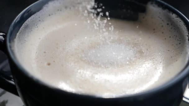Lassított Felvétel Cukor Egy Kávéscsészébe Történő Csepegtetéséről — Stock videók