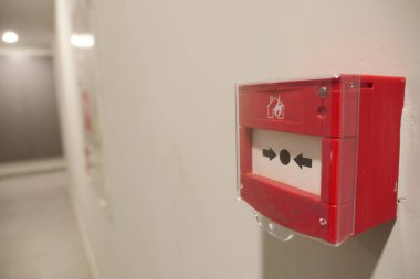 Kırmızı yangın alarm düğmesine duvar 