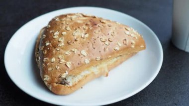 Kadınlar, jambonlu, peynirli, domatesli sandviç seçer.,
