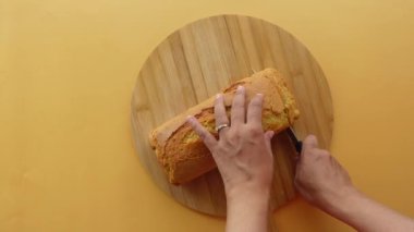 Pastane pastasından dilimler doğrama tahtasında beyaz .