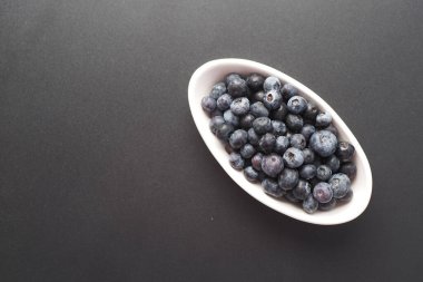 Masadaki kasede taze böğürtlen manzarası ,