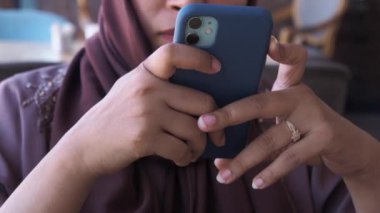  Kadınlar ellerinde akıllı telefonlar, kafede oturuyorlar. .
