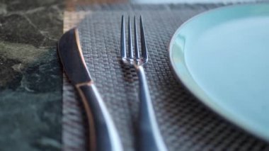 yuvarlak kase ya da seramik tabak ahşap masa üzerinde peçete