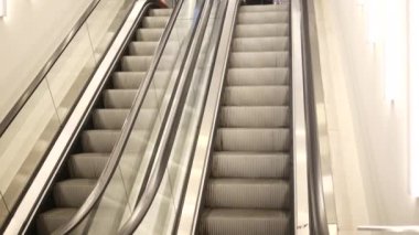 Alışveriş merkezinde boş yürüyen merdiven.,