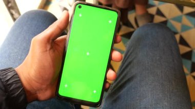 Akıllı telefon kullanarak genç adamın elini kapat.