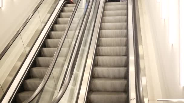 Alışveriş Merkezinde Boş Yürüyen Merdiven — Stok video
