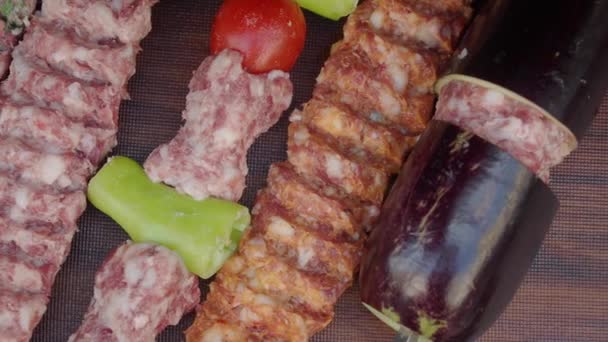 Uma Bandeja Kebabs Com Carne Legumes Delicioso Prato Mesa — Vídeo de Stock