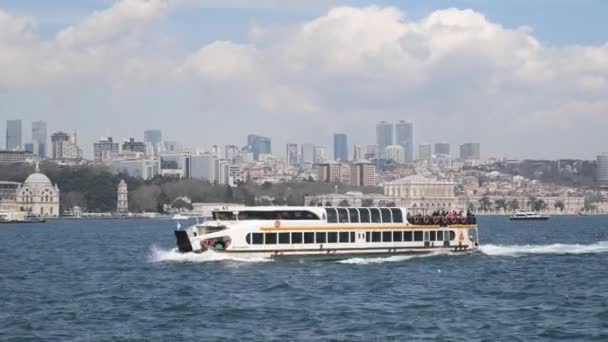 トルコのイスタンブール 2023年7月18日 ボスポラスでの輸送フェリー フェリーボートは乗客を運ぶ — ストック動画