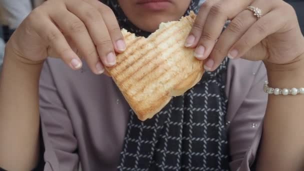 Mulher Comendo Sanduíche Torrado — Vídeo de Stock