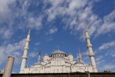 İstanbul 'da mavi gökyüzüne karşı mavi cami 