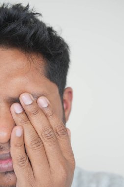 Güçlü göz ağrısından muzdarip üzgün adama yaklaş..